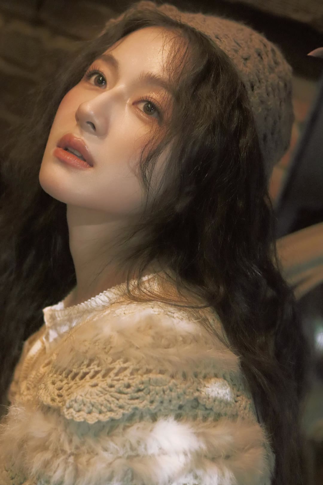 李兰迪发丝缀花，眼眸藏着温柔