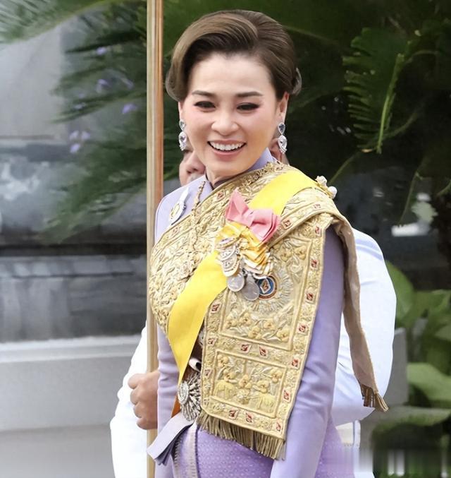 苏提达47岁生日亮相，黄金披肩海蓝宝耳环，小主团全体红装跟随