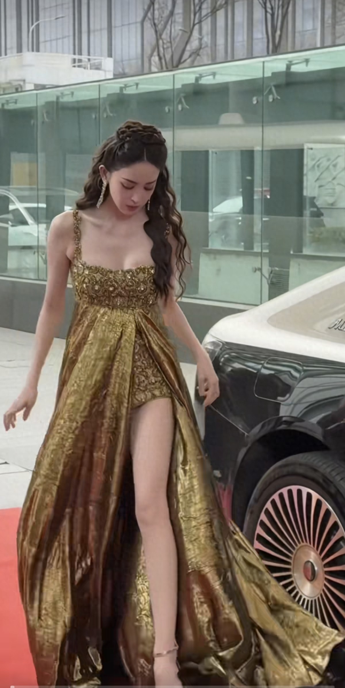 腿好长！娜扎出席微博之夜，鎏金开叉长裙好美呀，颜值身段双封神