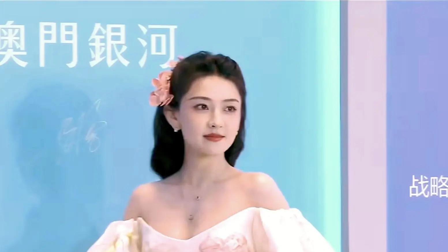 梁洁红毯化身“花仙子”惊艳全网，仙气与烟火气并存引热议