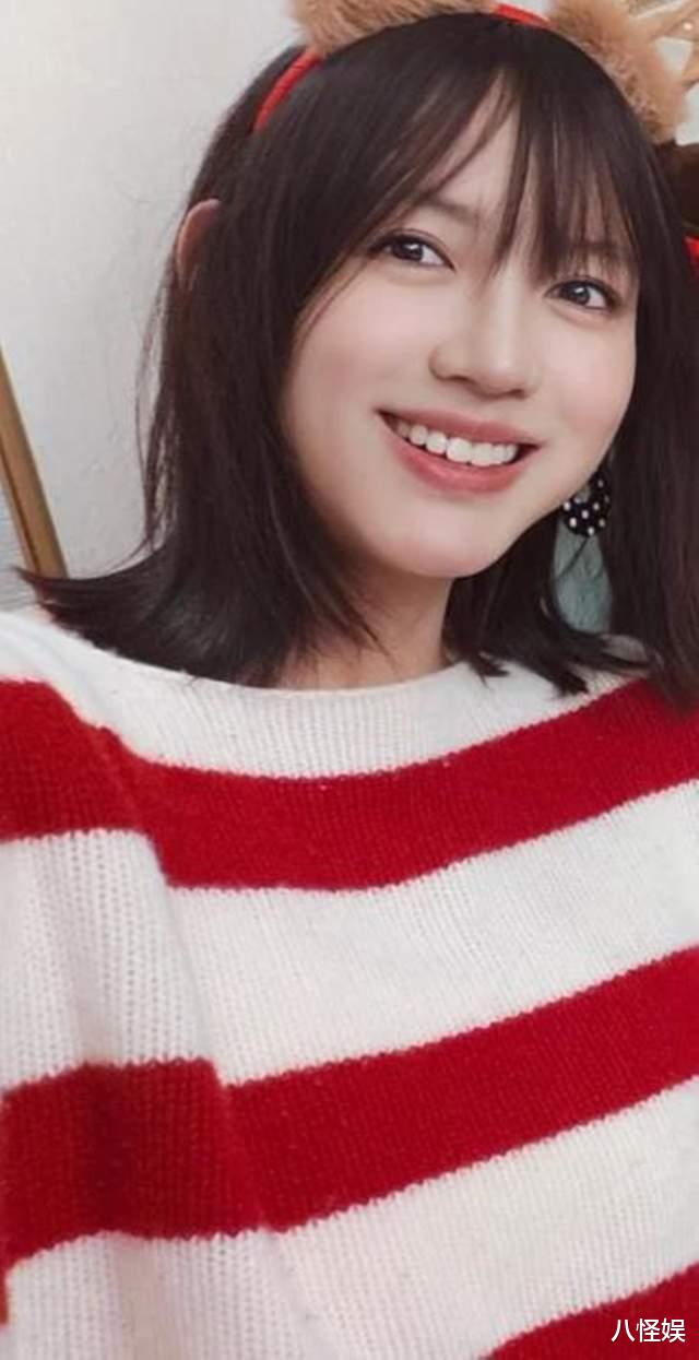 张梓琳带女儿过节一脸孕相，胖妹脸型完美，这美貌马赛克都挡不住