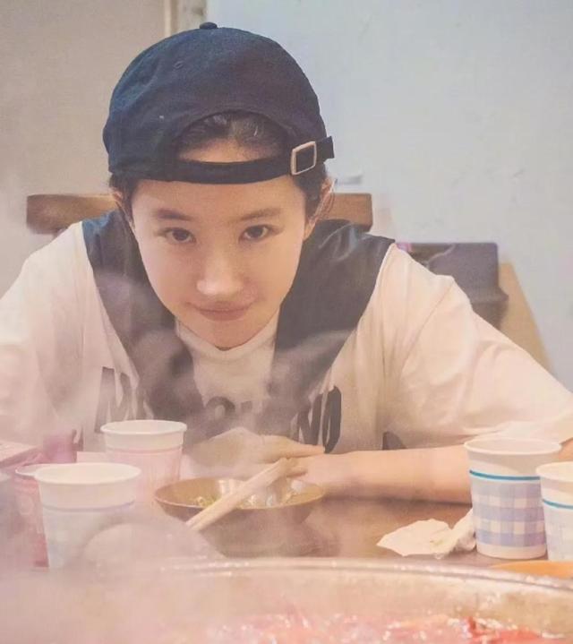 五百多天不进组,爱吃火锅和烤肉,刘亦菲活成内娱羡慕的样子