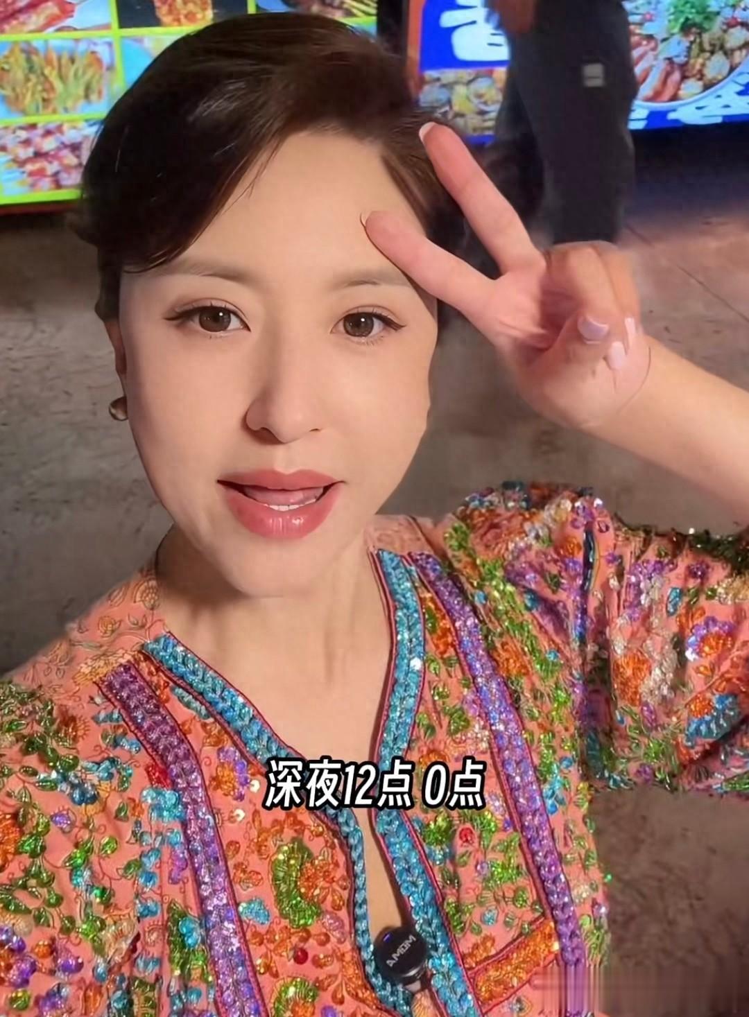 张蕾带娃在云南吃米粉，吃蜈蚣，12岁儿子走路驼背，又瘦又高