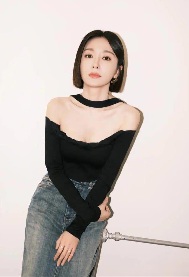 秦岚黑露肩牛仔裙封神！生图精修傻傻分不清，新剧路透杀疯全网