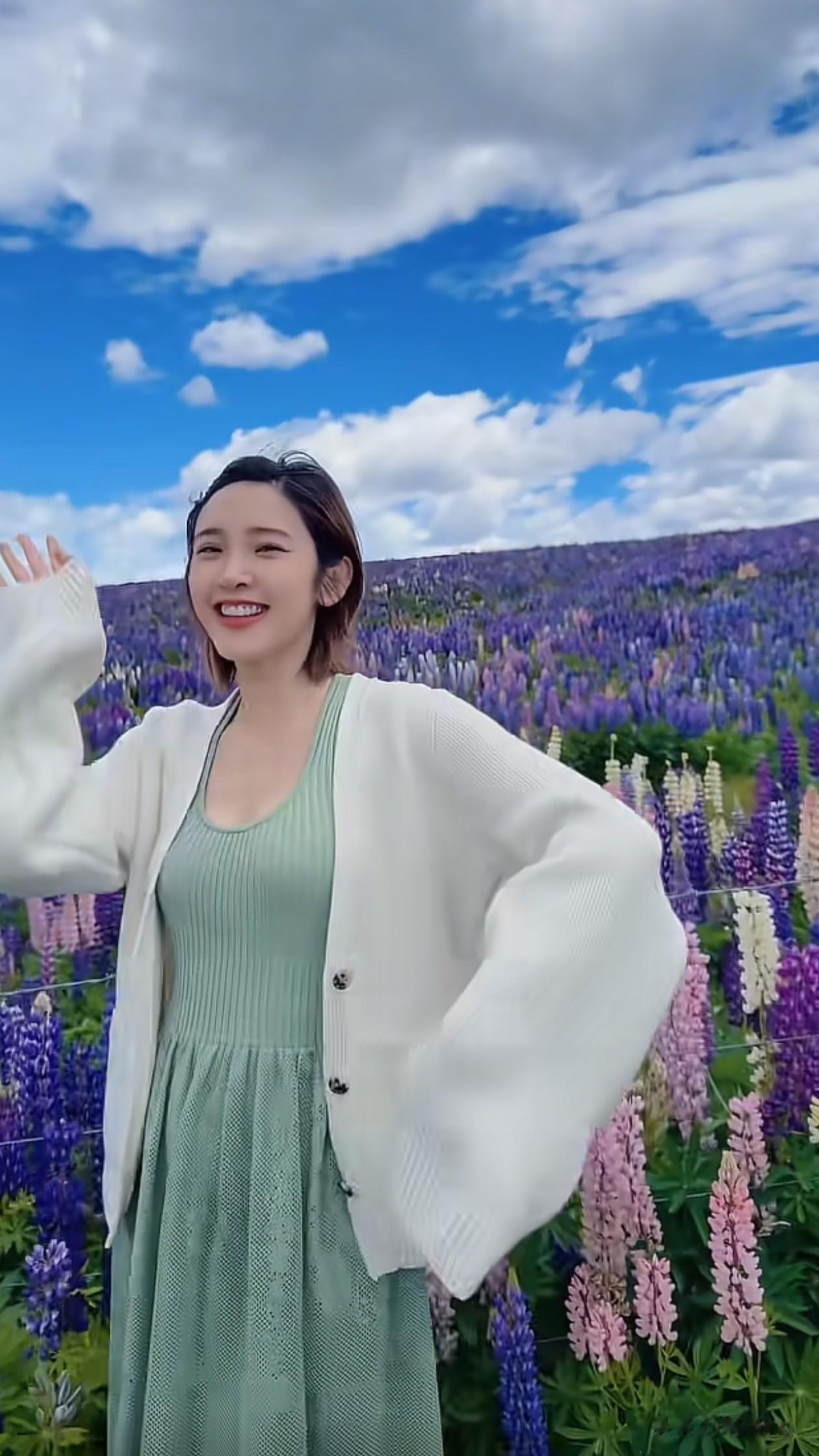 38岁唐艺昕最新穿搭：齐肩发+背心裙+开衫，像28岁，张若昀好福气