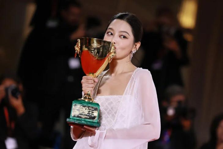 这一夜，39岁辛芷蕾终成威尼斯影后，王家卫说的话，终于有人信了