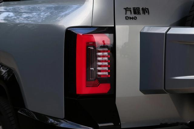 长近5米2，4.8秒破百，华为智驾+非承载车身+两把锁，放弃普拉多