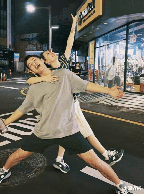 歌手李嘉格再晒恩爱照，和帅气男友互动超甜蜜，车澈评论区沦陷