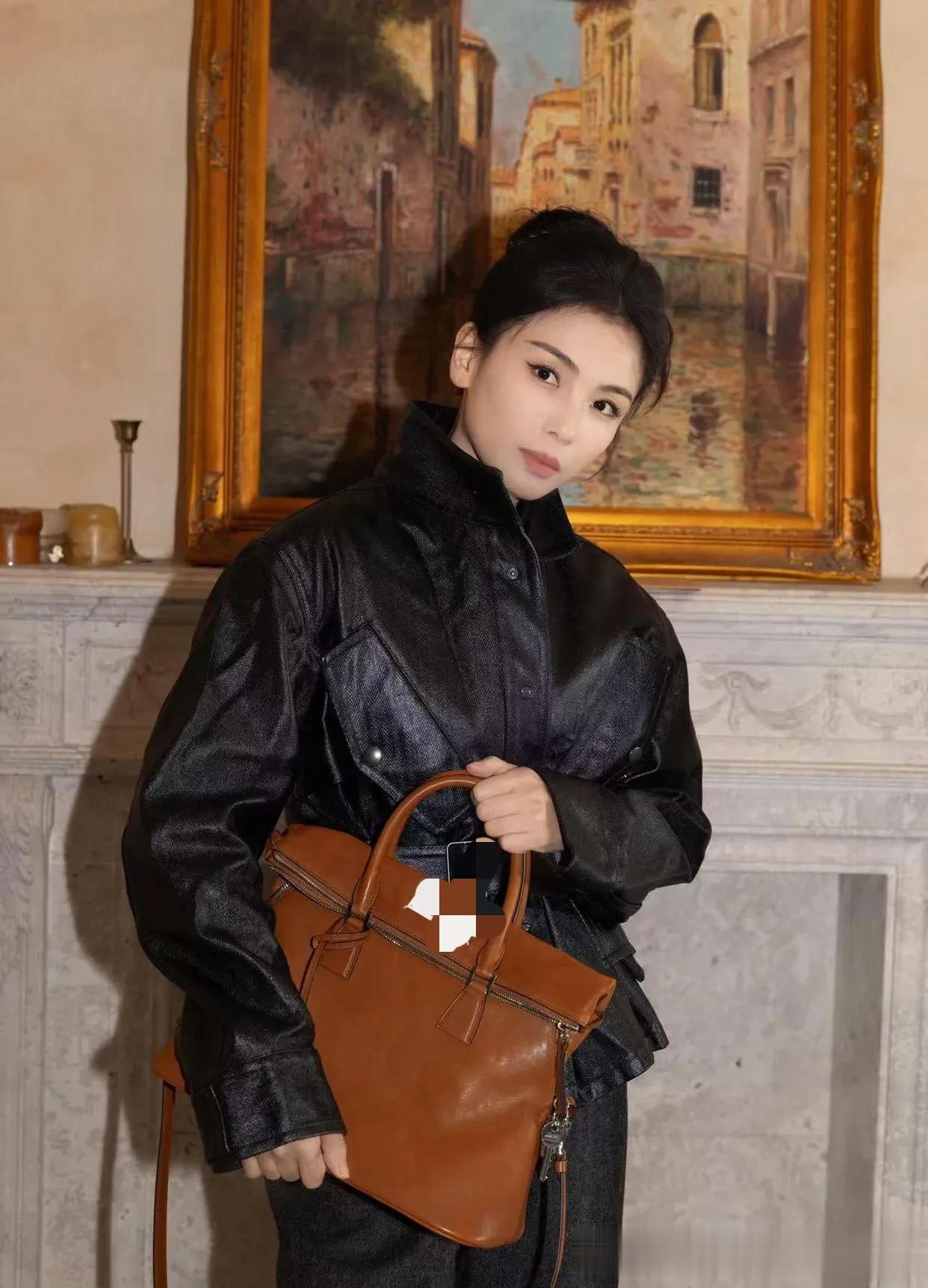 刘涛的气质不一般！穿黑色皮夹克+阔腿裤，时髦又高级！