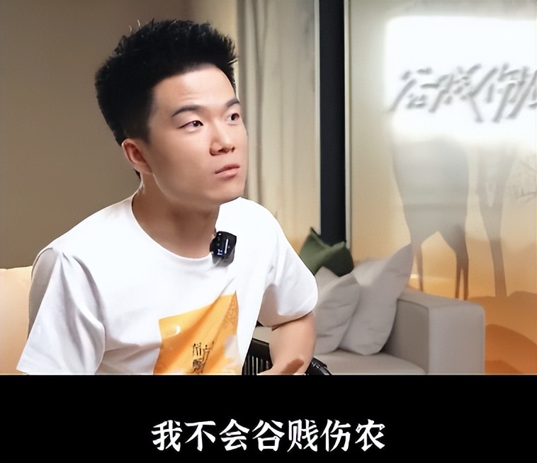 相由心生,32岁的董宇辉因九三阅兵后的两个动作 再次实现口碑暴增