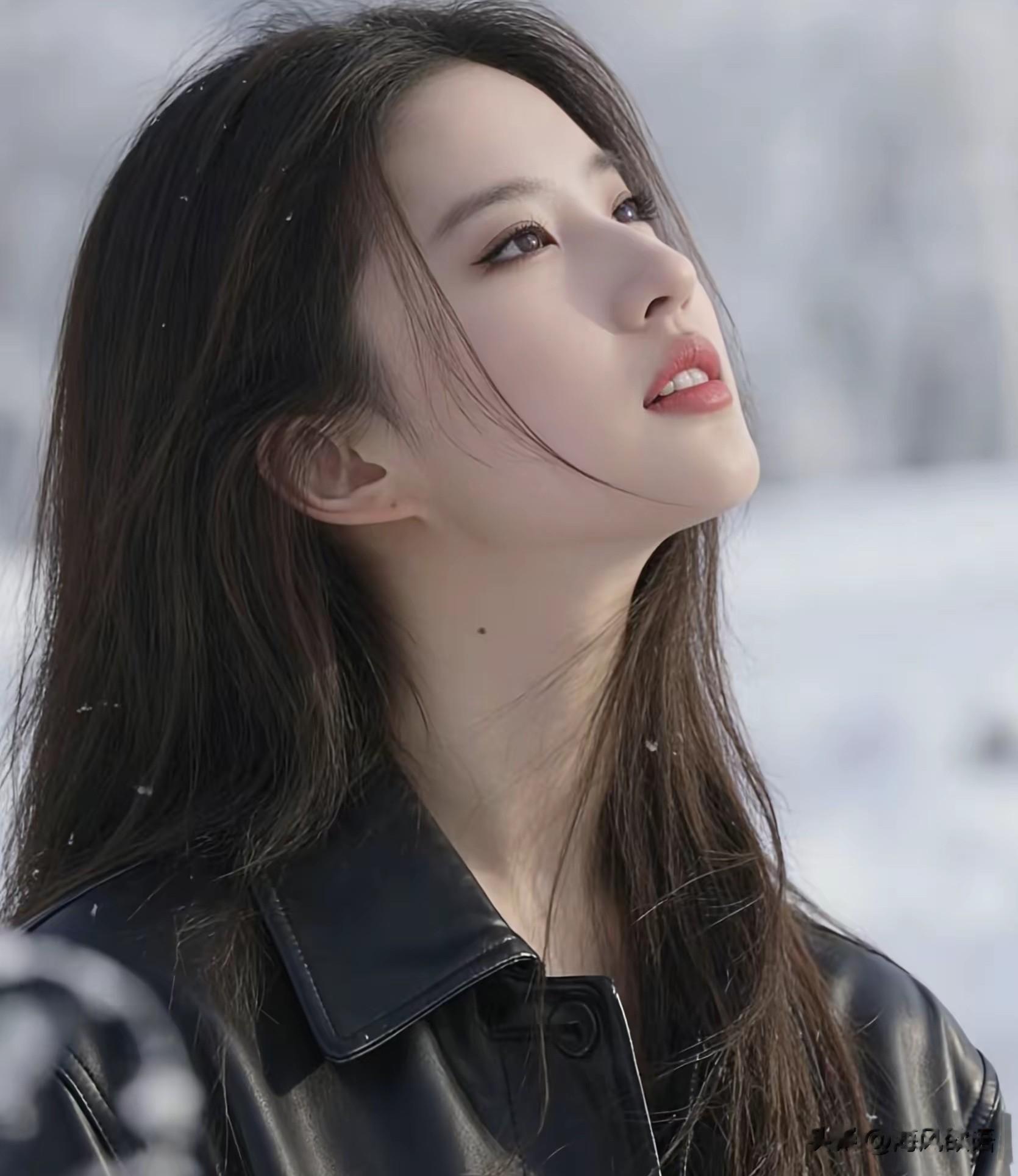 刘亦菲抛弃仙女裙穿皮衣，这才是女星该有的酷飒模样