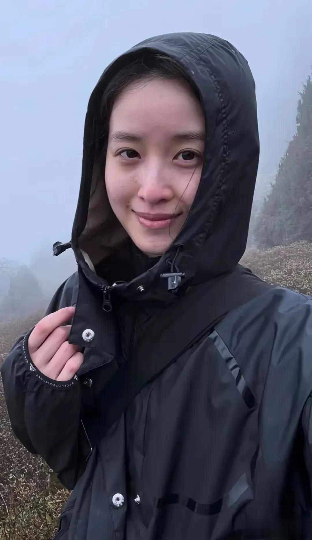 31岁章泽天背双肩包登山,状态嫩到掐出水,比20岁姑娘还能折腾