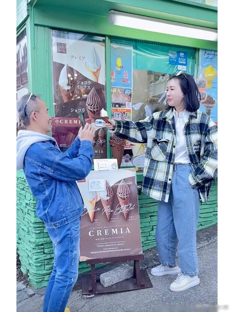 71岁王石携小30岁娇妻走机场,田朴珺穿长夹克显年轻,两人像父女