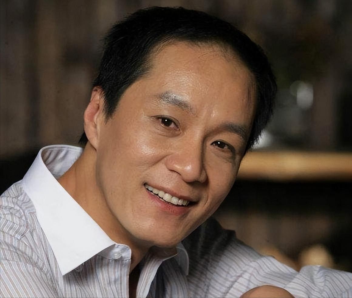 央媒对冯远征的称呼变了,两字之差释放强烈信号,濮存昕说对了