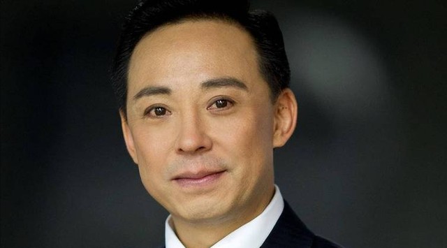 于魁智李胜素疑贬内地观众,喝酒照曝光绯闻再起,他有妻儿她单身