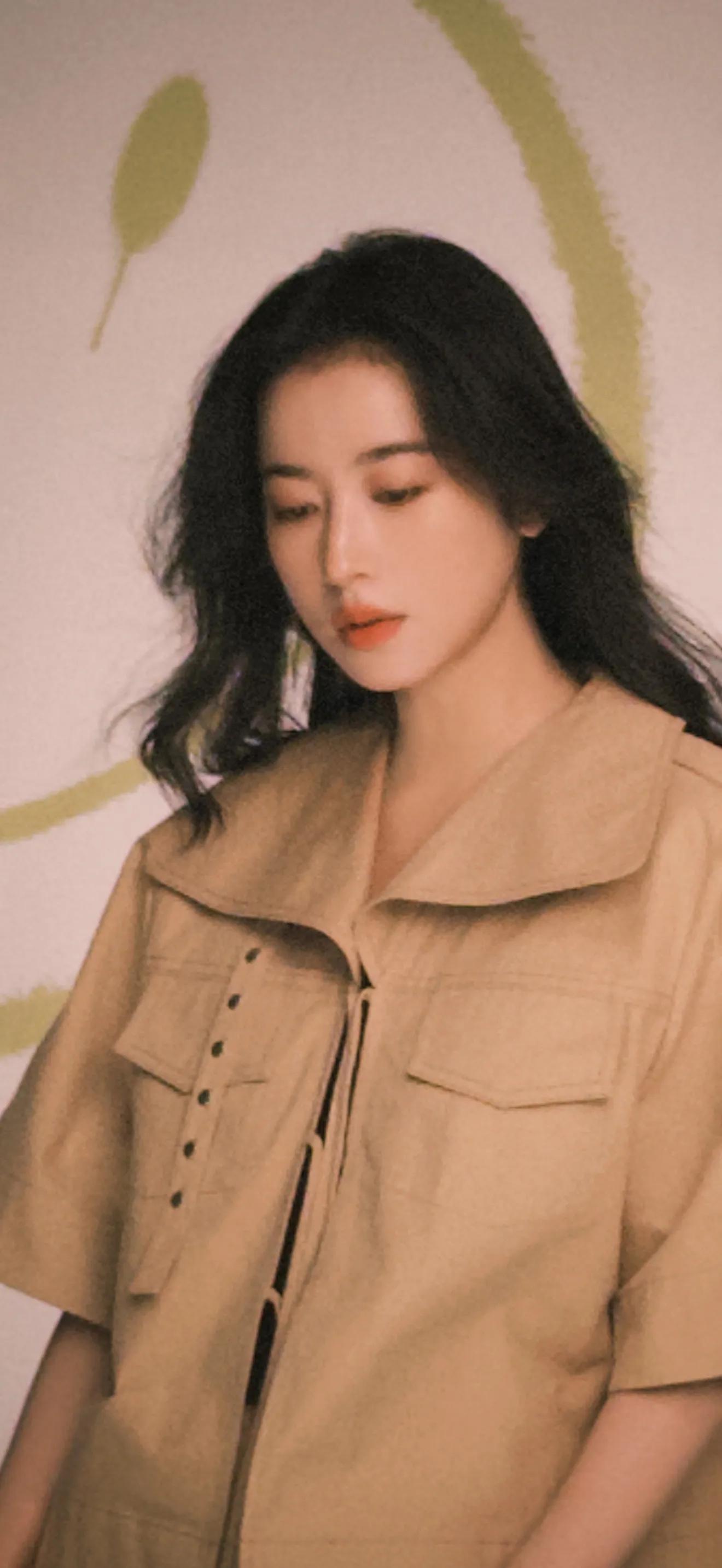 周雨彤松弛感满满壁纸