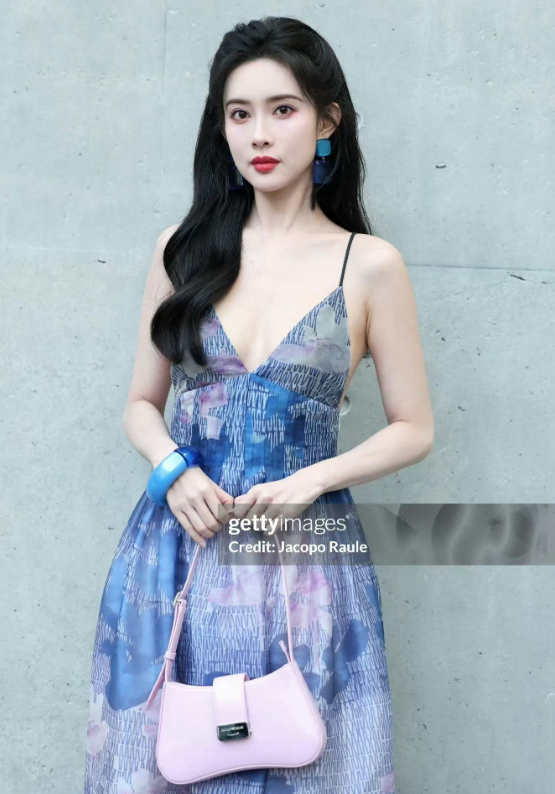 米兰这一天,46岁高圆圆用珠圆玉润的身材,给白幼瘦女星上了一课