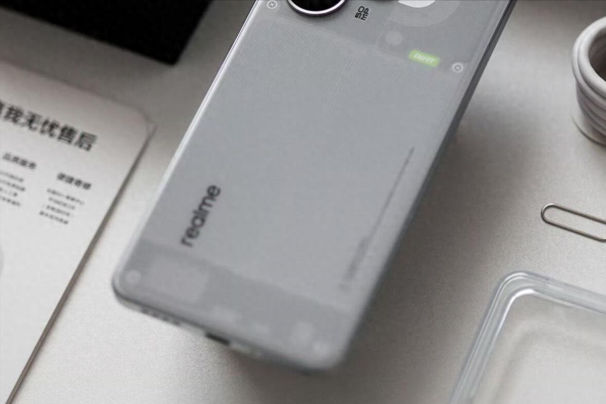 真我“太猛了”！245萬分手機跌至1669元，144HZ高刷+7200mAh