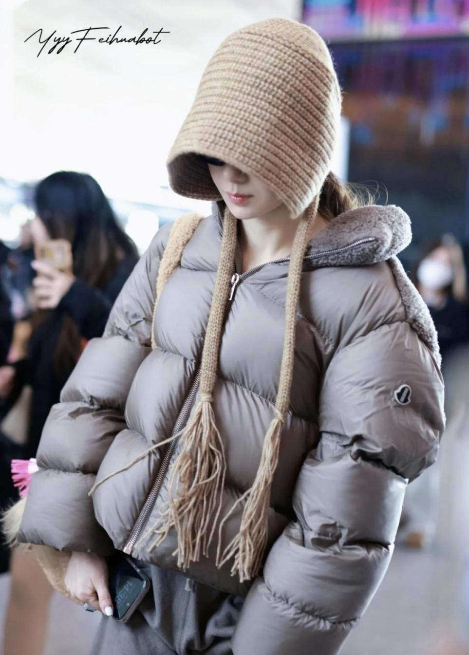 “戚薇”又现超模式穿搭,短羽绒服配拖地阔腿裤,穿出175既视感