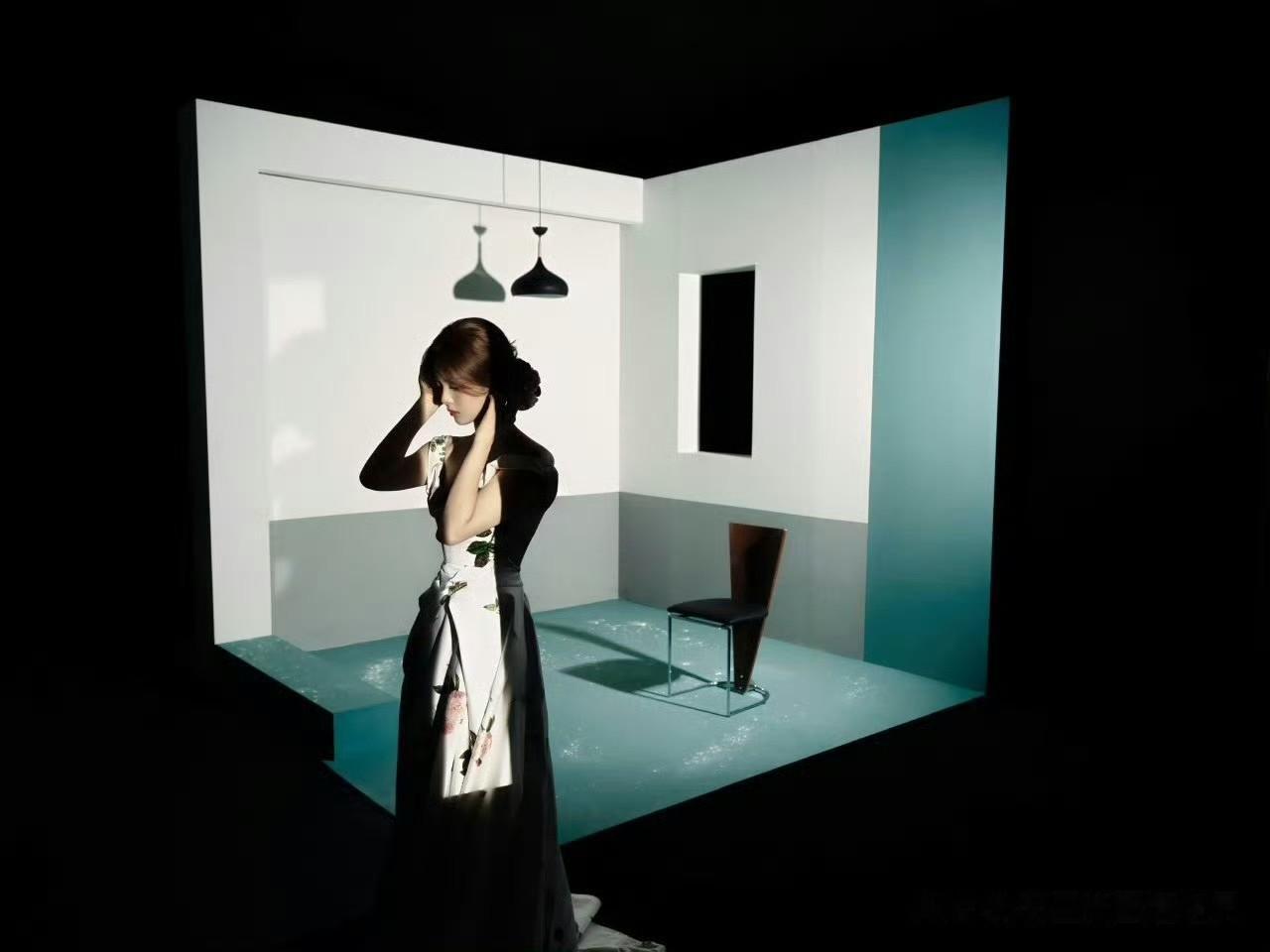 杨超越：花裙曳影，柔光里的绮丽氛围感