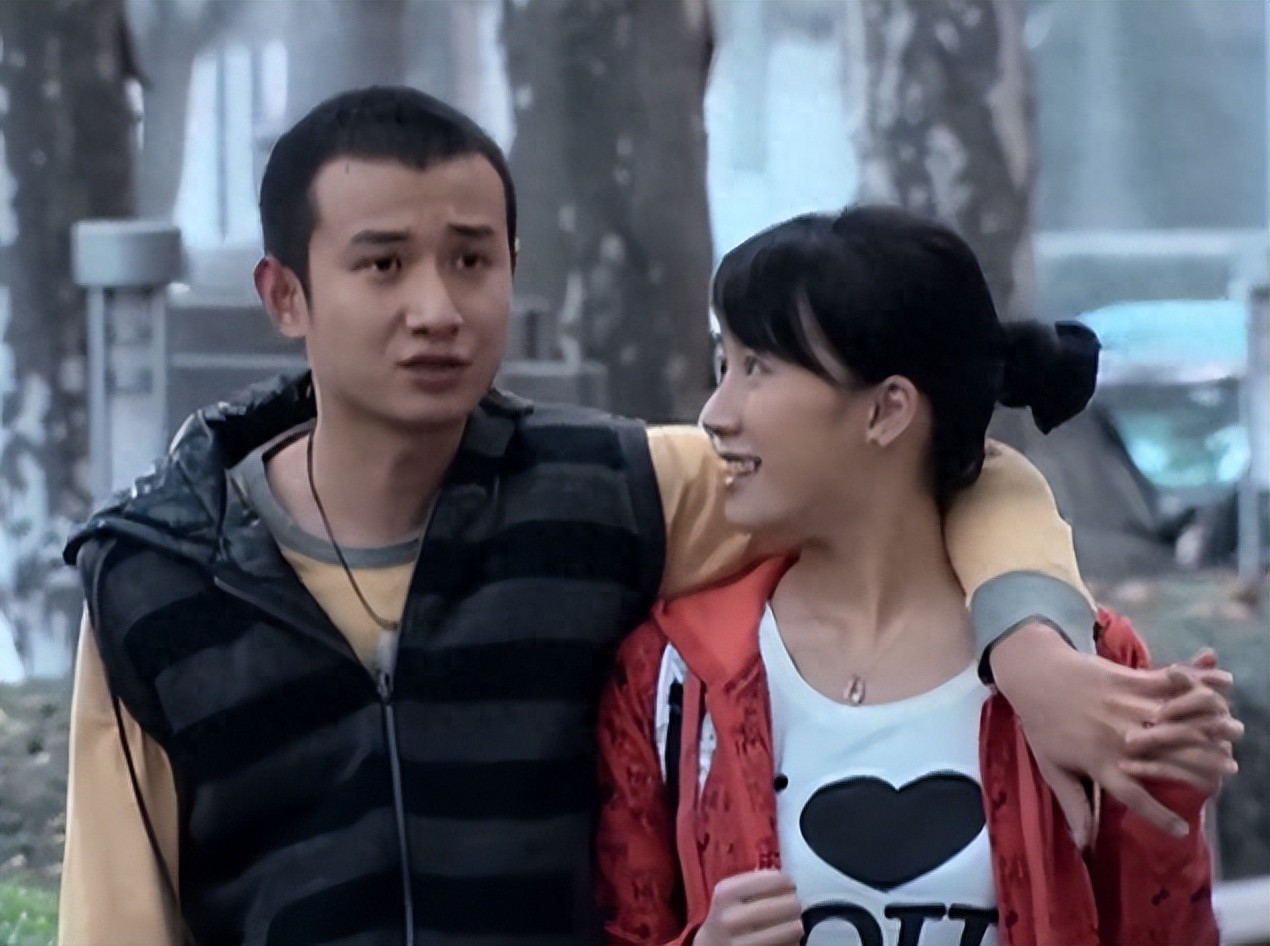 41岁文章腰部受伤!上海演出痛到呲牙咧嘴、两人搀扶,头顶也秃了