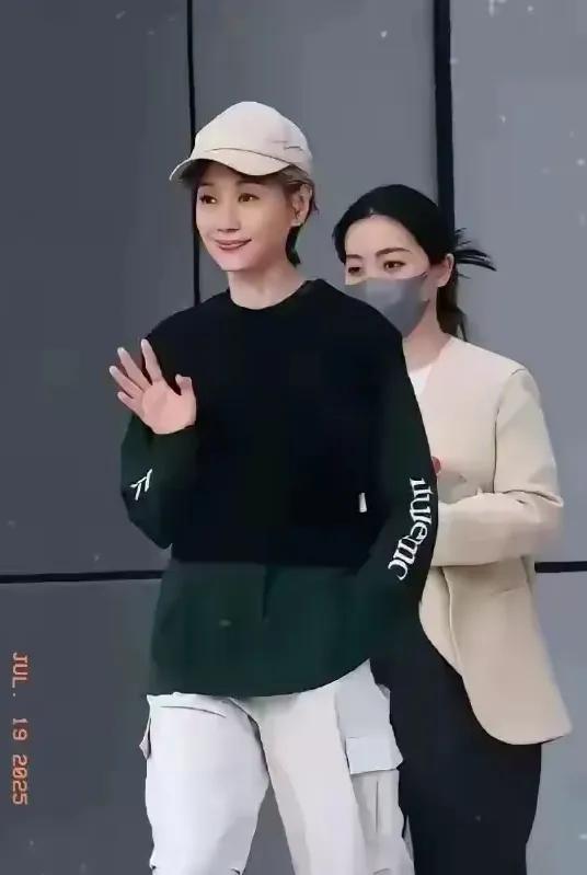 谁敢相信，她62岁了，这身打扮看起来年轻十几岁 谁看出她已经62了