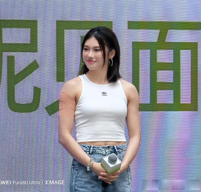 吴艳妮成都活动照,她现场秀肌肉身材好绝,她自信明媚好讨人喜欢