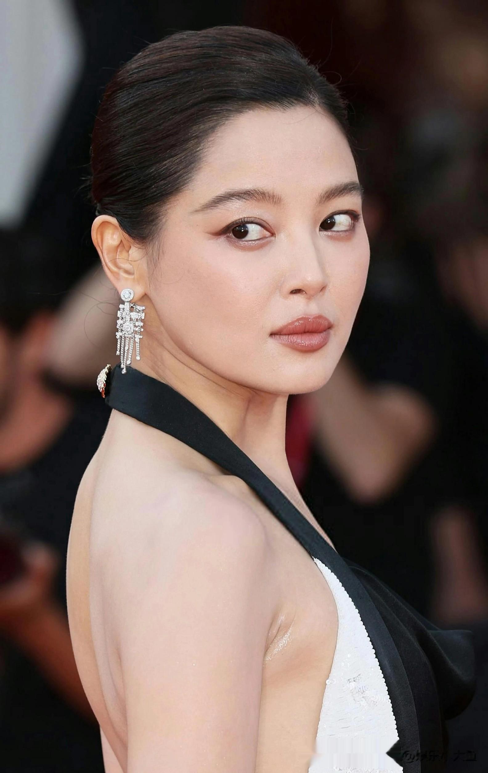 辛芷蕾最新红毯活动生图，黑色挂脖露背礼服裙，简约又不失高级感