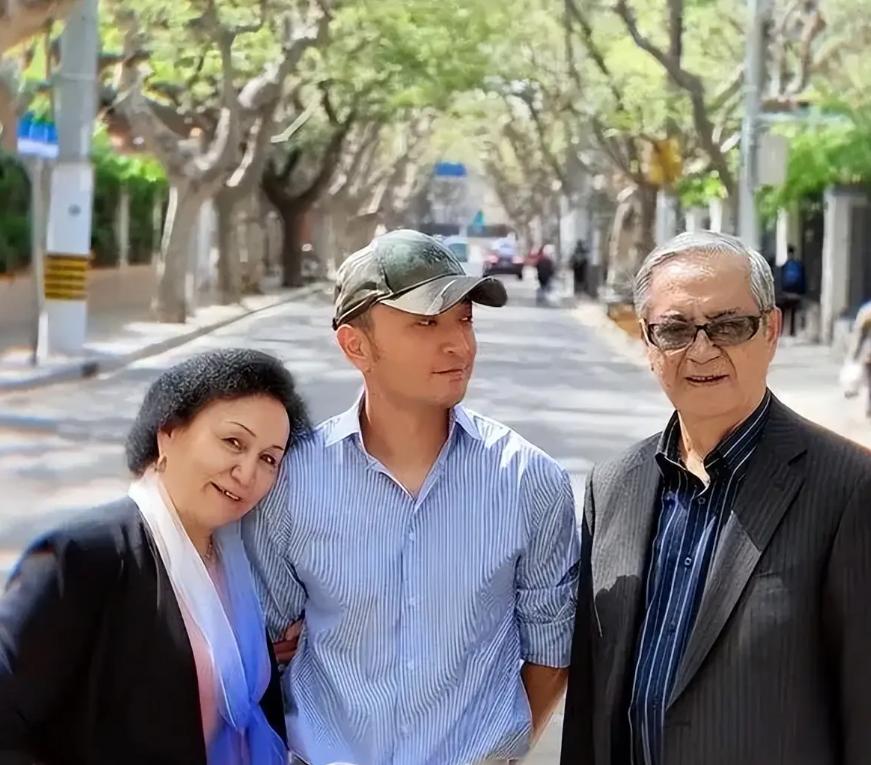 出轨、被央视除名？42岁尼格买提高调官宣喜讯，彻底打脸撒贝宁