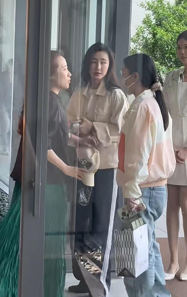 40岁王丽坤上海买房，看千万顶豪大平层，素颜穿休闲装获VIP优待