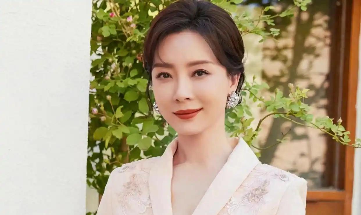 陈数首谈14年婚姻,盲目听从丈夫安排,身患重病后现状如何?