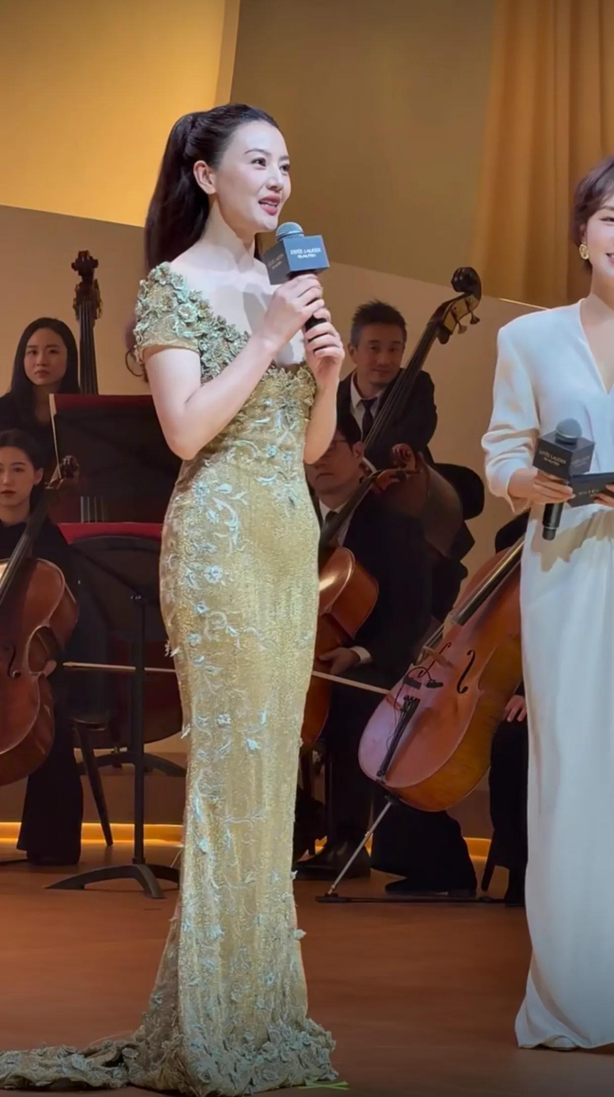 高圆圆真的老了,参加活动眼角细纹明显,大眼睛比常人老得更快