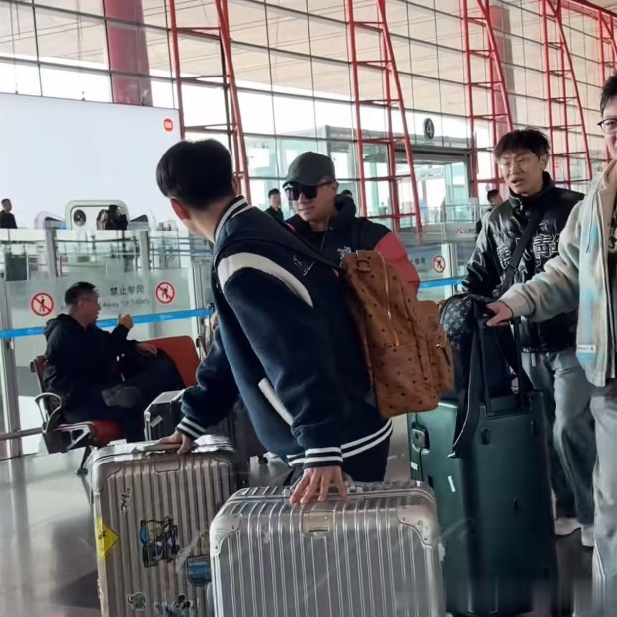 张鹤擎海外商演,转发师哥文案,今年出国3次,郭德纲没少给资源