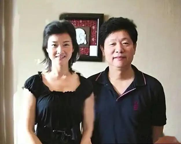 58岁宋祖英罕见露面，短发造型惊艳，皮肤光泽Q弹，岁月不败美人