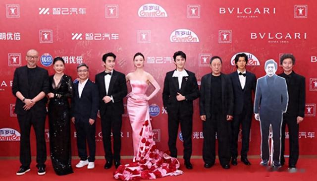 黄渤深夜聚餐，和雷佳音倪妮喝到凌晨1点，倪妮素颜送别真性情！