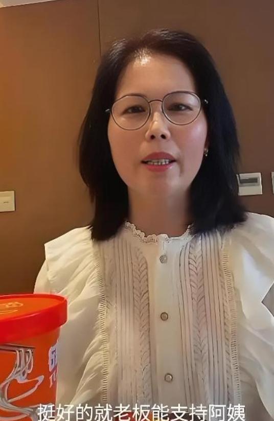 小杨阿姨内涵汪小菲，句句不提却句句在骂，她的退路可能早已铺好