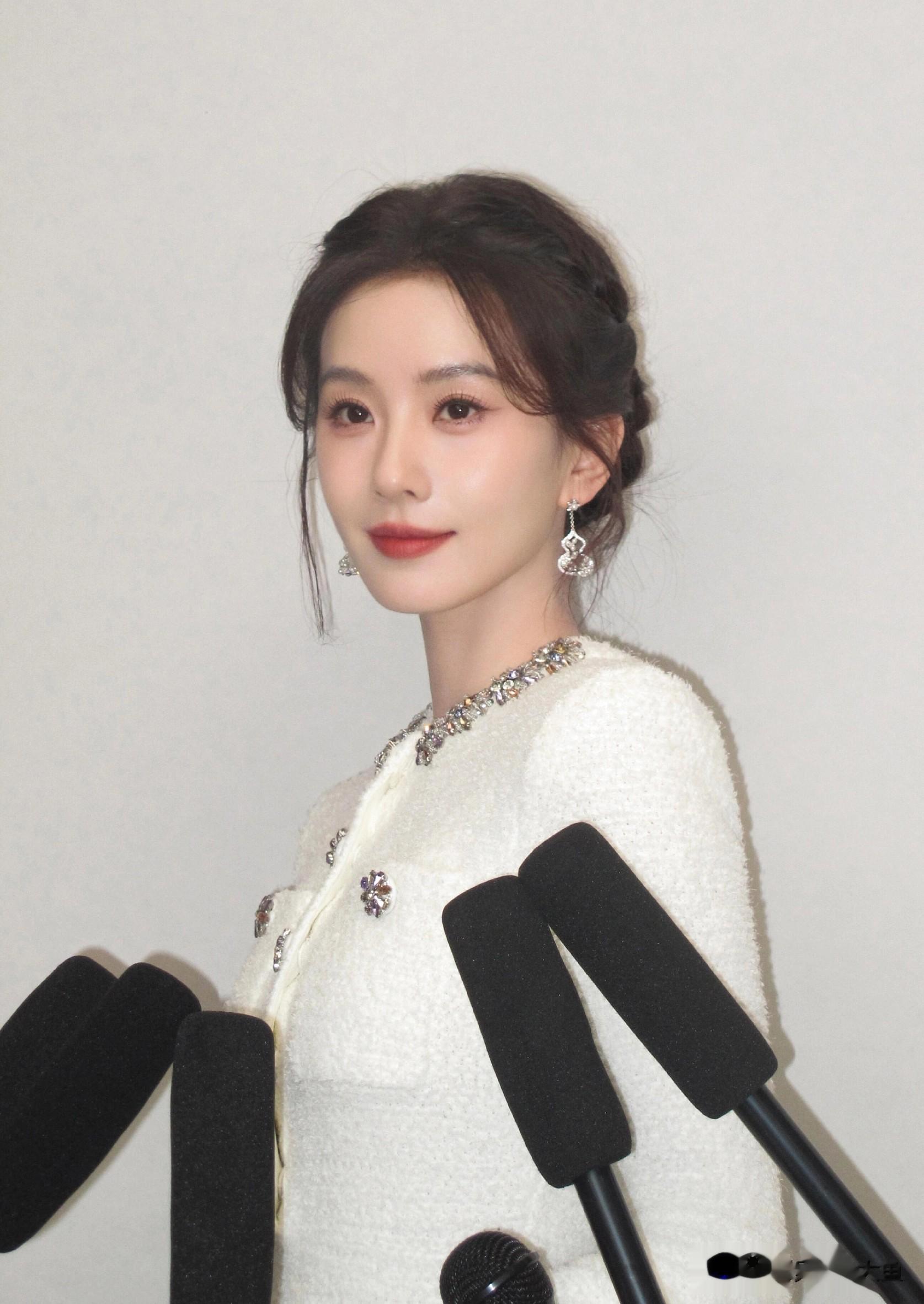 刘诗诗元旦美照封神，穿小香风发簪低挽，优雅女神新年第一抹温柔