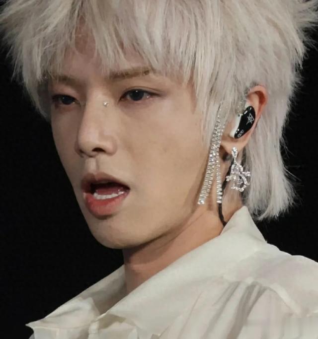 华晨宇这么火为何多年不上春晚不开国际巡演?笔者用事实回答你!