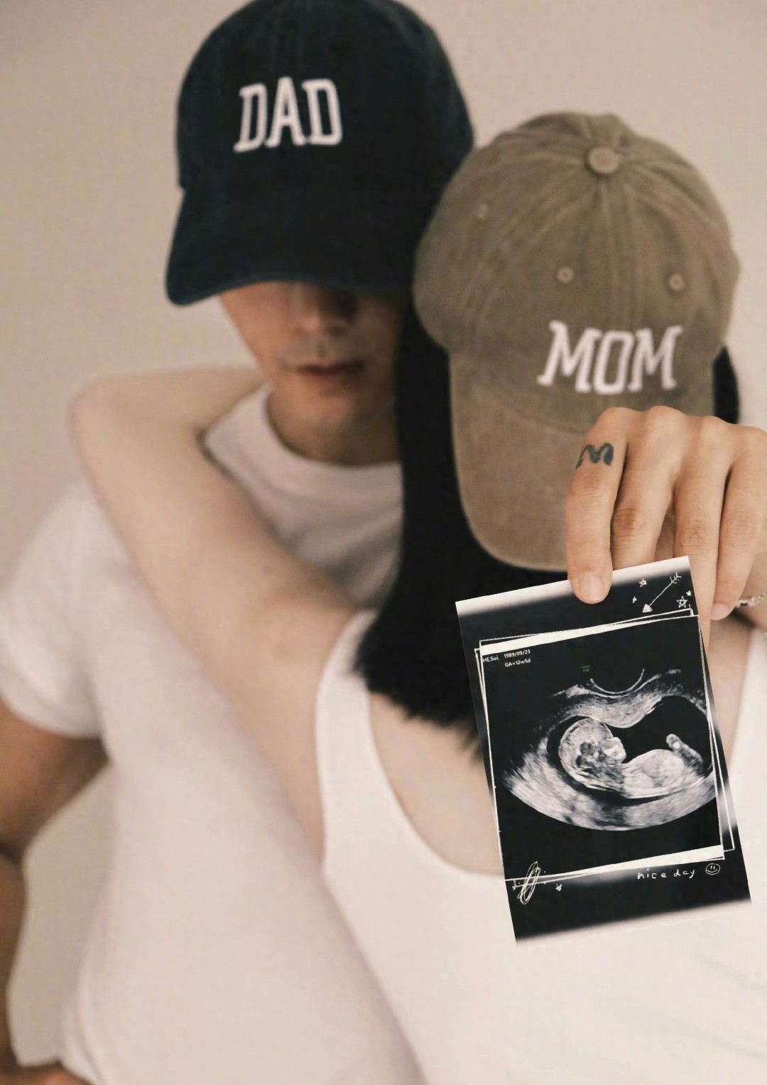 何穗产后复工,烫爆炸头五官变柔和,和陈伟霆交替带娃搭配默契