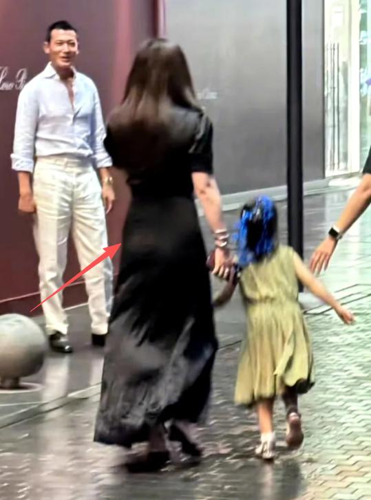 美人在骨不在皮，朱珠穿貂逛德国集市被拍，身材微肿却难掩美貌