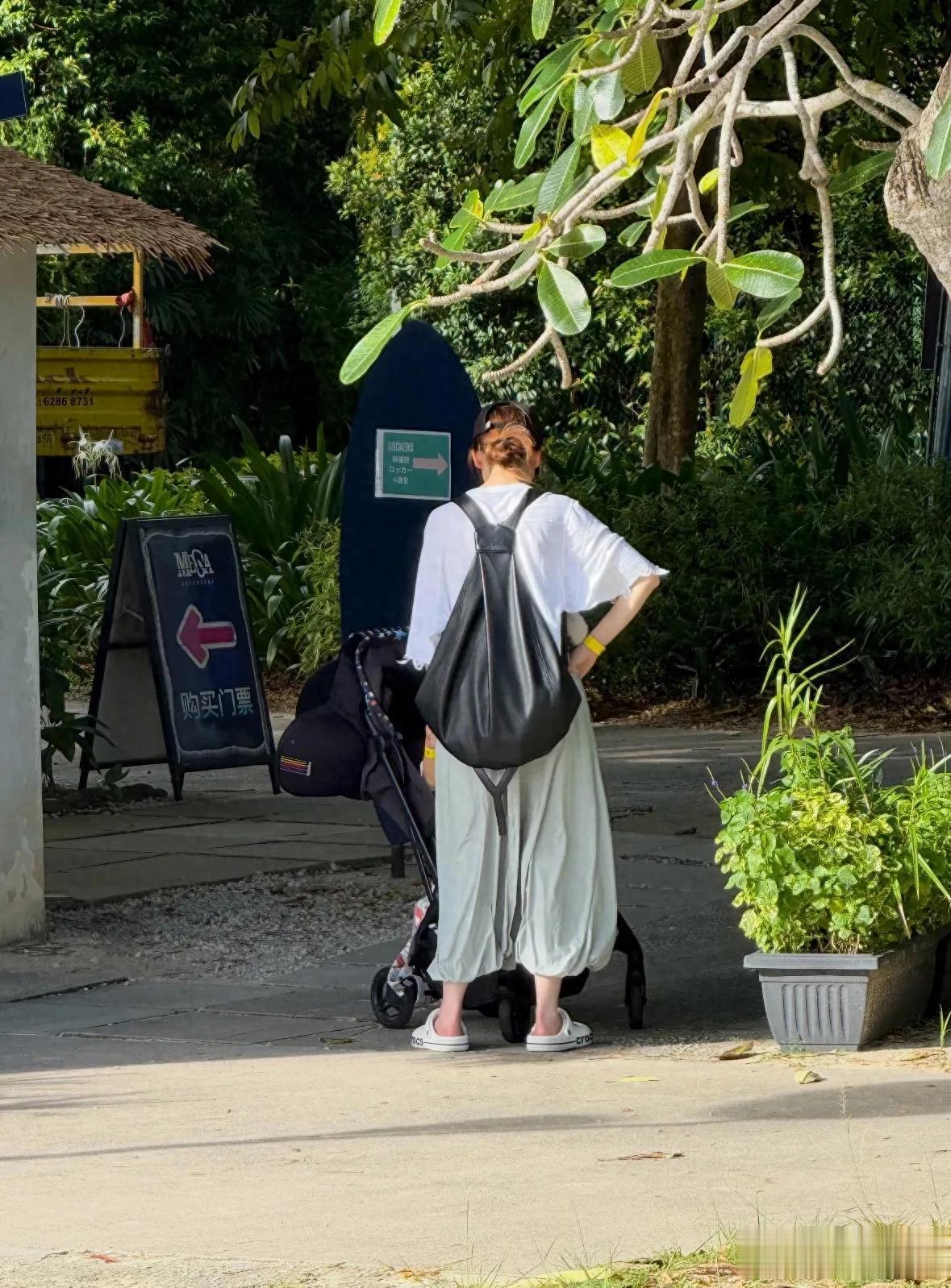 戚薇一家度假被拍，11岁Lucky颜值逆袭，精致模样超妈妈当年