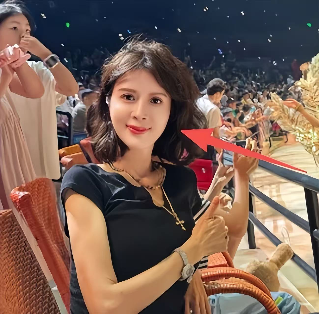 “孔雀公主”金巧巧近况曝光，脸僵硬下巴尖，30年前整容弊端显现