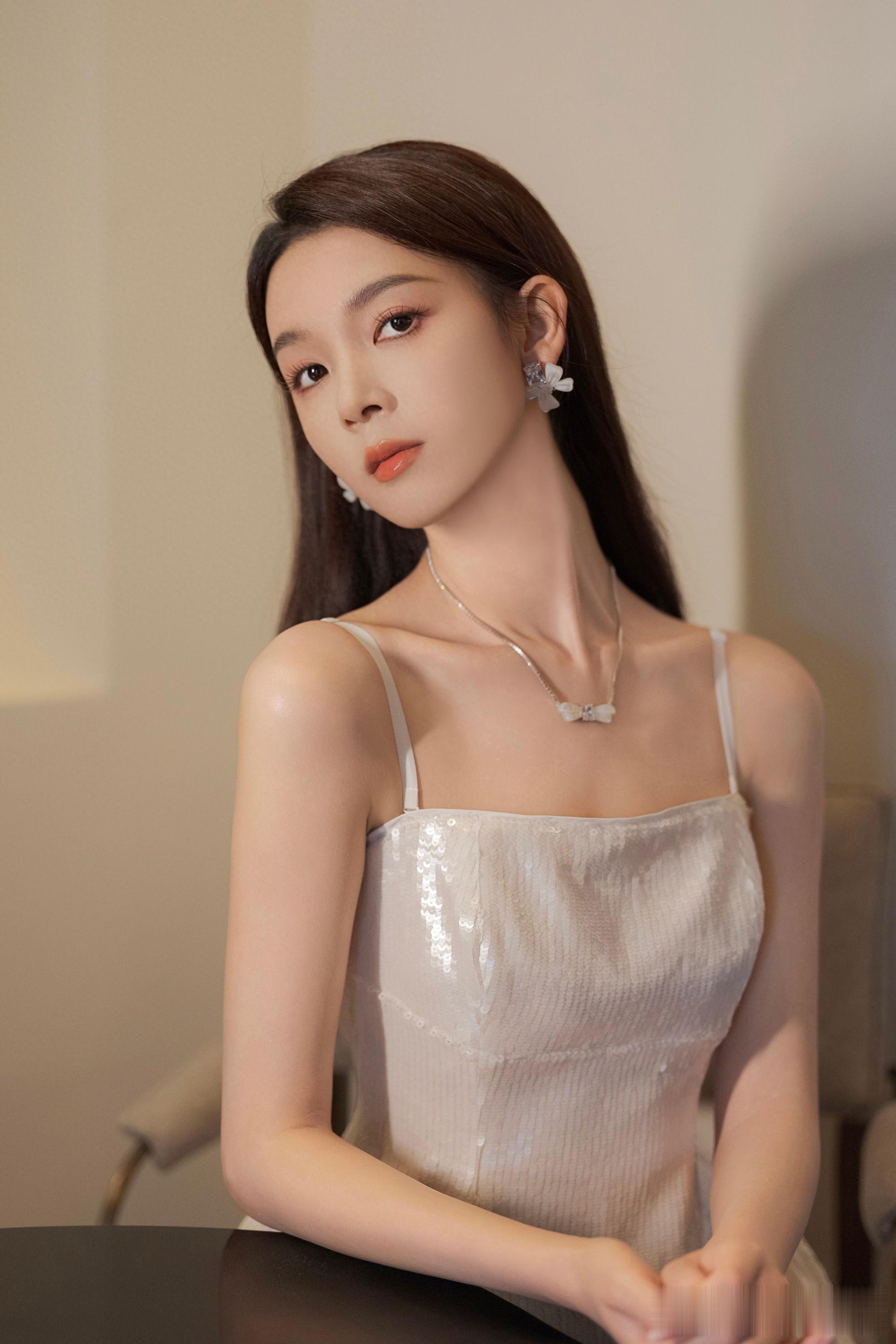 陈瑶银白闪片裙亮相,清冷氛围感拉满全场