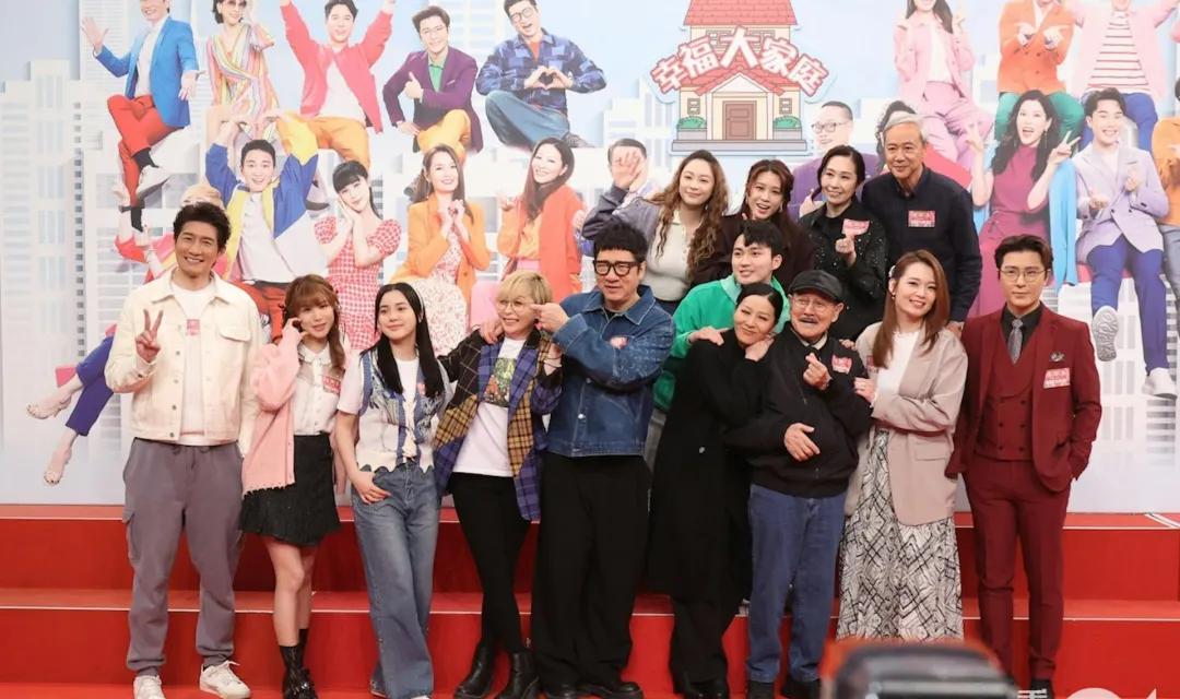 爱回家C位小花与劲敌姚焯菲自拍晒友好，两人卖可爱激似失散姊妹