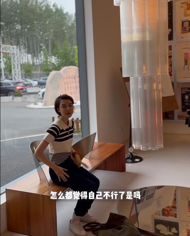 43岁明星车晓约朋友逛街，喝25块钱酒嫌贵，离婚13年羡慕普通情侣