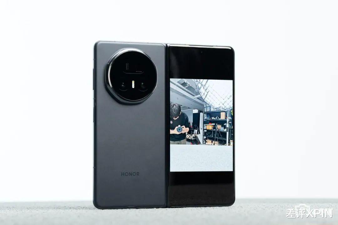 榮耀發布了一臺8999的折疊屏，這次又多了不少小心機