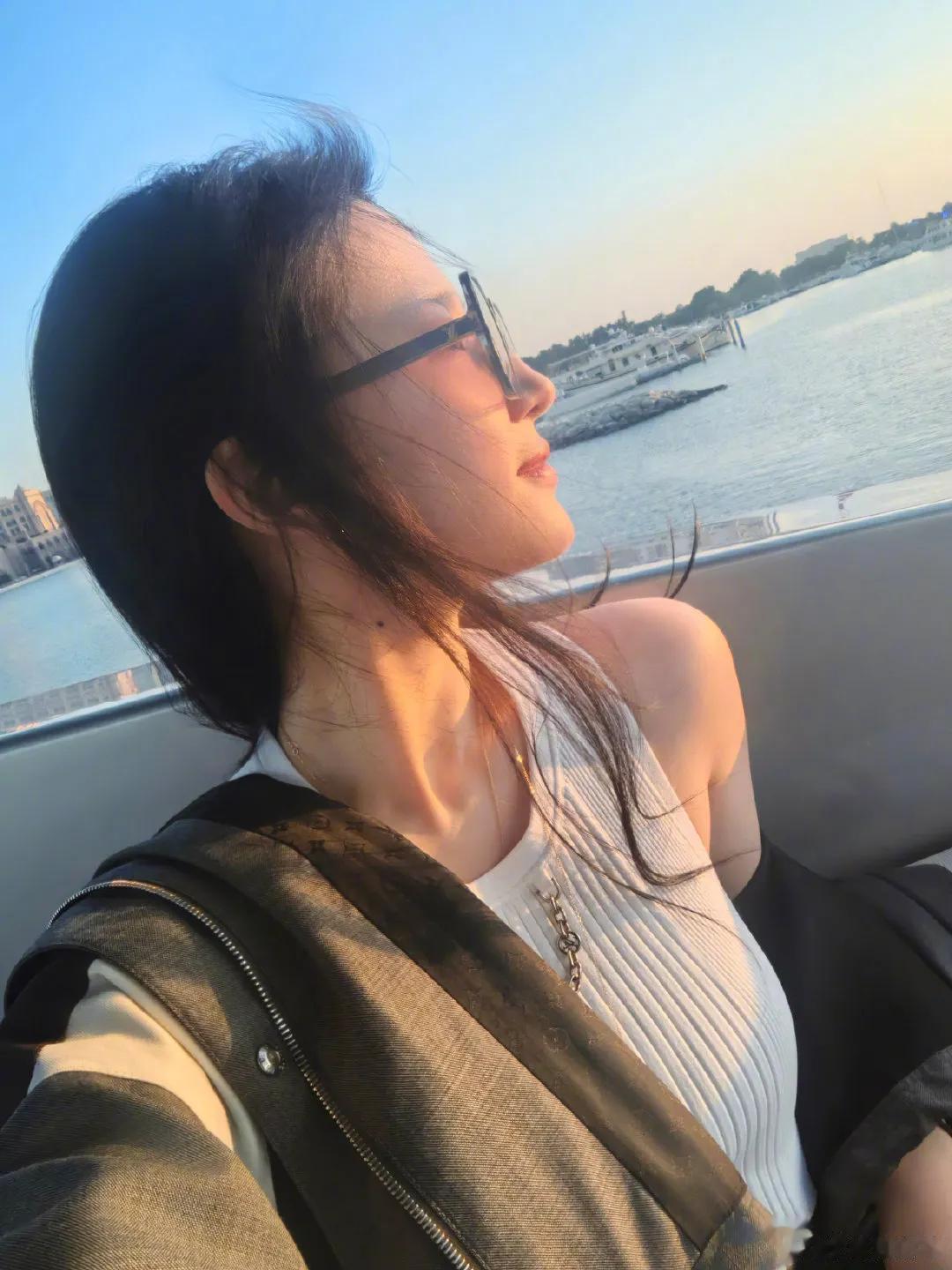 刘亦菲游艇随拍太酷啦，又有图可以当头像了，惠英红速评：美极了