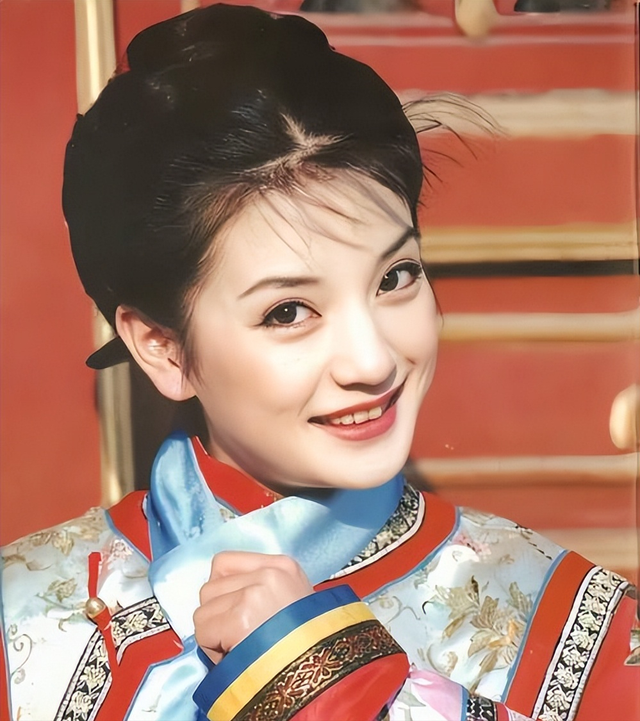 复出无望!49 岁赵薇近况再曝:事业婚姻全失败,头发剪短苍老憔悴