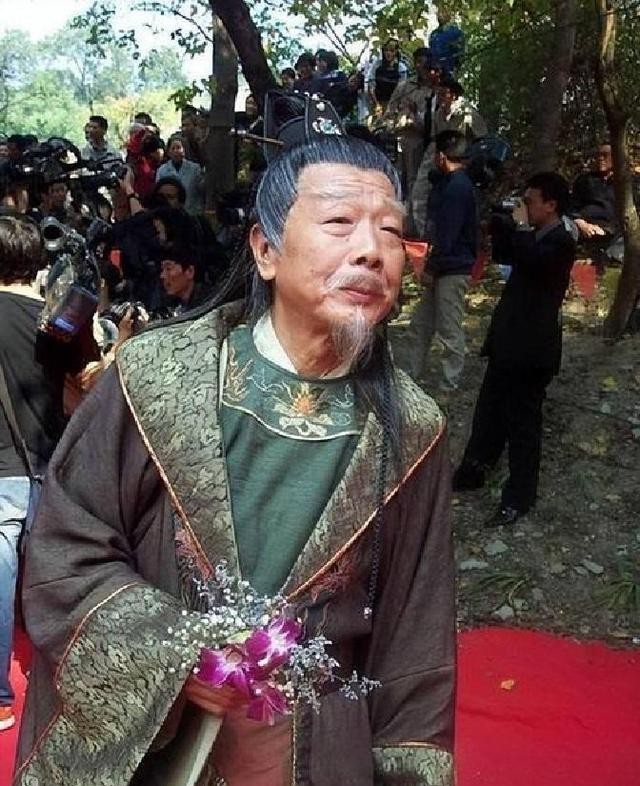 原来他已去世11年，早年恋情精彩52岁才结婚，遗孀比他小23岁