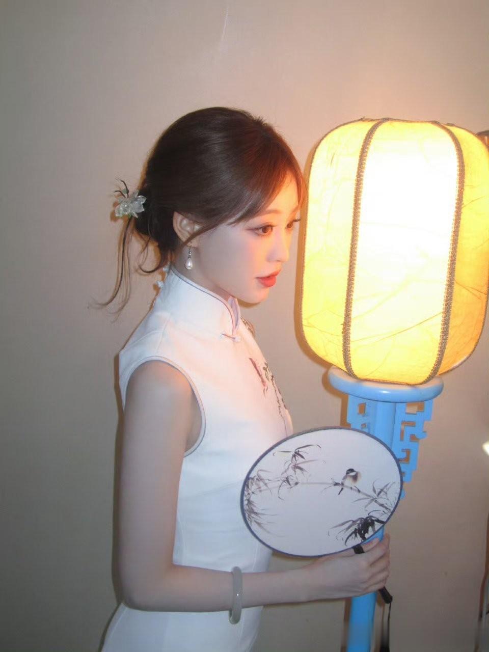 祝绪丹穿白色旗袍,古典雅致美如画中仙!